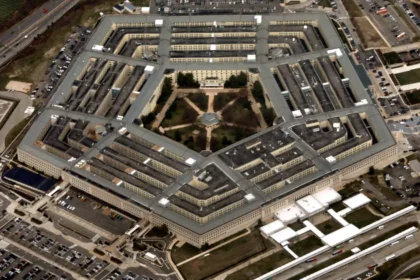 Pentagon, kendi gazetesinin tepe yönetimini tasfiye etti