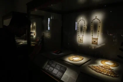 Mısır Kraliçesi Nazlı'ya ait elmas kolye çalındı