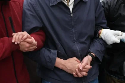 Kardeşinin pasaportunu kullanıp 15 günlük vizeyle ülkeye girdi, 26 yıl sonra yakalandı